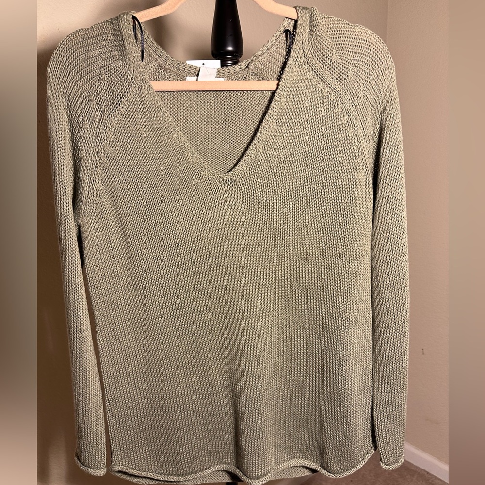(NWT) H&M knitted V-neck sweater Size:small Color:Olive Green
